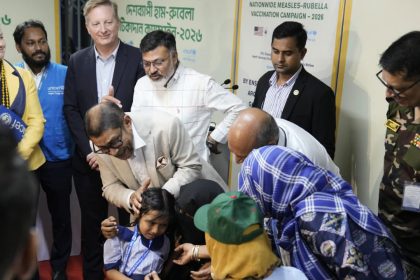 ডিএনসিসি প্রশাসক মিল্টনের শাহজাদপুর টিকাদান কেন্দ্র পরিদর্শন; ইউনিসেফ ও মার্কিন রাষ্ট্রদূতের উপস্থিতি